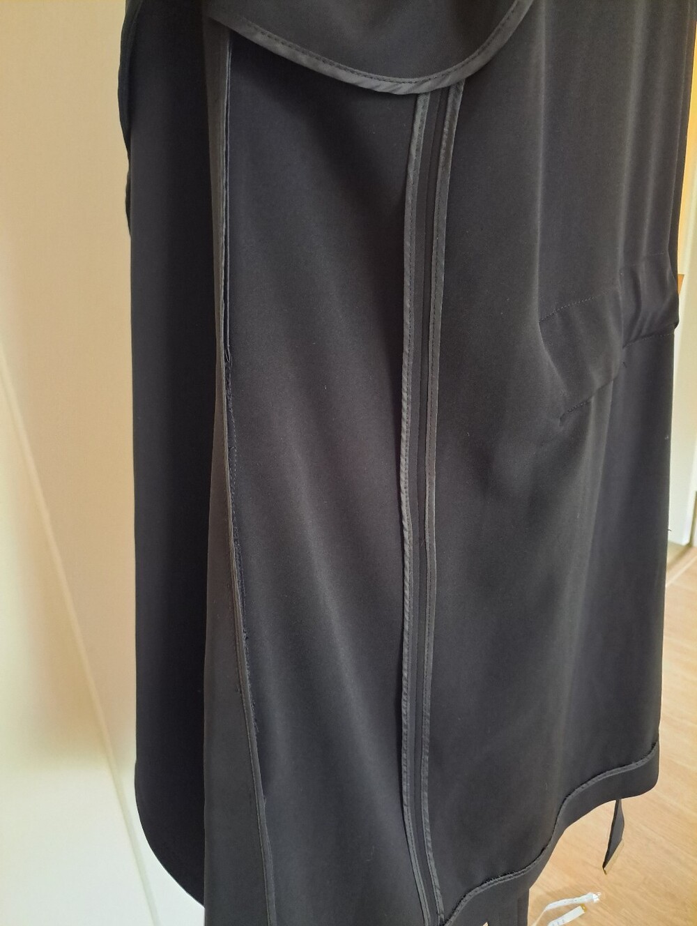 Calvin Klein Black V-Neck Sleeveless Belted Long Vest - Picture 10 of 13